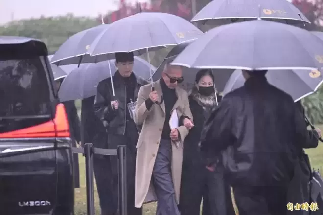 大S纪念凋像揭幕 登微博热搜第一