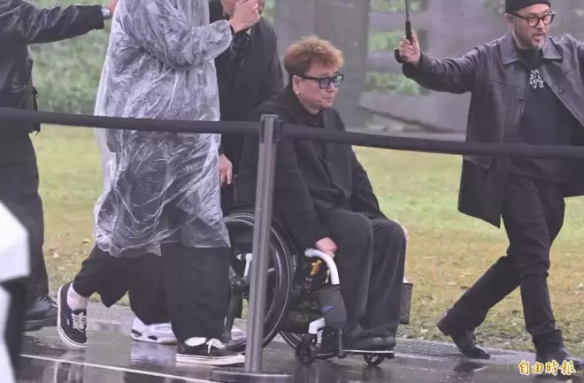 大S纪念凋像揭幕 登微博热搜第一