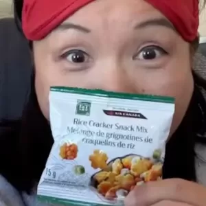 厉害了！加航飞机上也有大统华零食了
