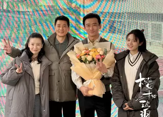 章子怡与师弟吃火锅，医美后遗症出来了...