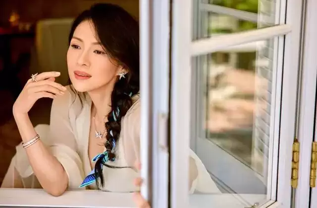 章子怡与师弟吃火锅，医美后遗症出来了...