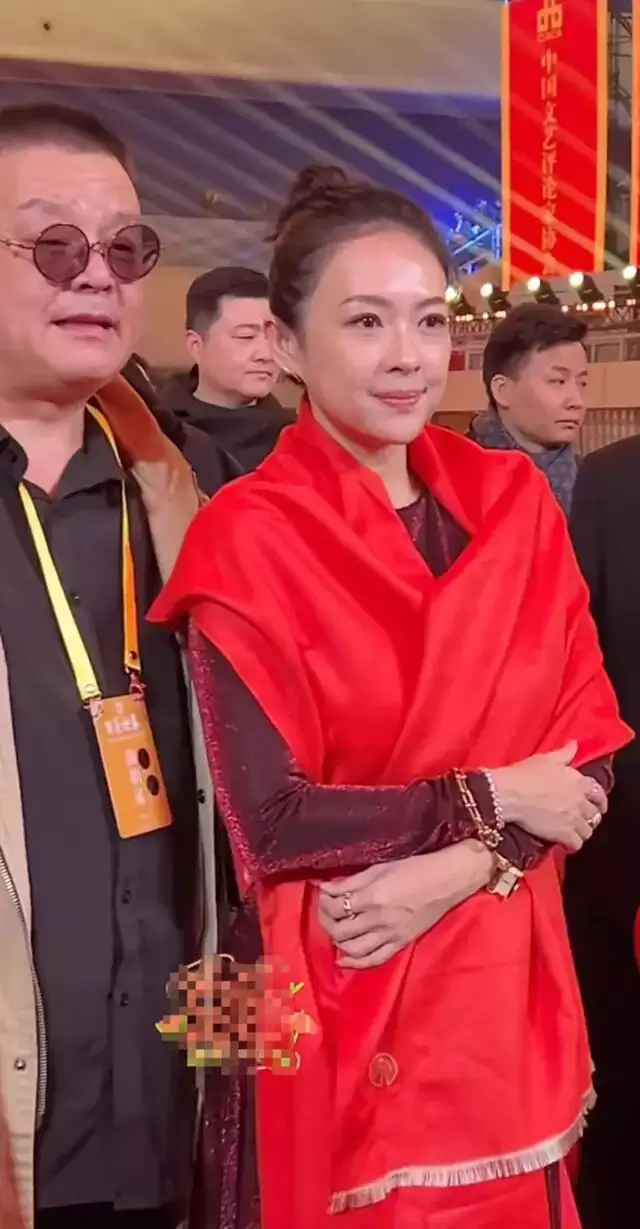 章子怡与师弟吃火锅，医美后遗症出来了...