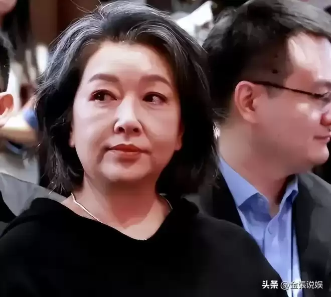 江珊演出获老公探班，56岁田小洁胡子花白好苍老，俩人不像姐弟恋