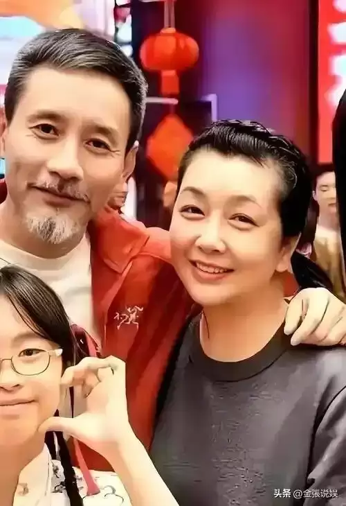江珊演出获老公探班，56岁田小洁胡子花白好苍老，俩人不像姐弟恋