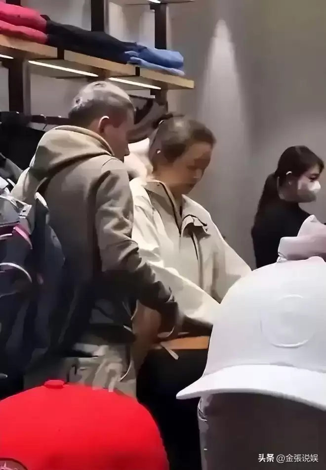 江珊演出获老公探班，56岁田小洁胡子花白好苍老，俩人不像姐弟恋