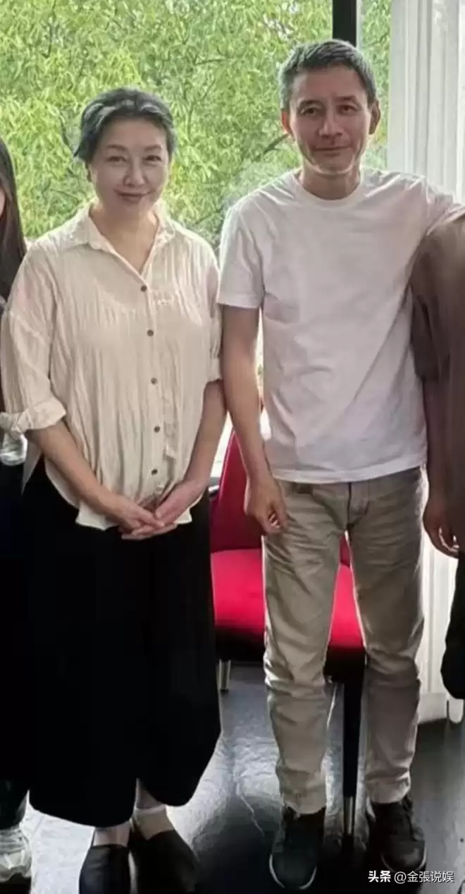 江珊演出获老公探班，56岁田小洁胡子花白好苍老，俩人不像姐弟恋