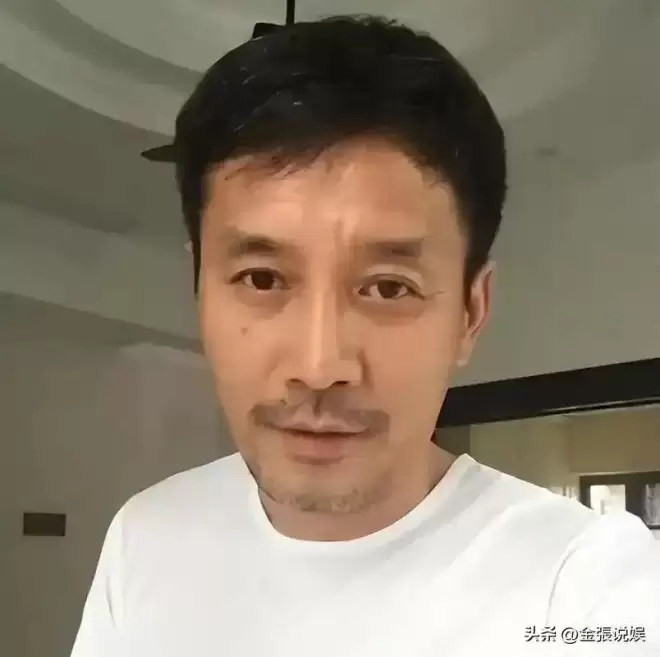 江珊演出获老公探班，56岁田小洁胡子花白好苍老，俩人不像姐弟恋