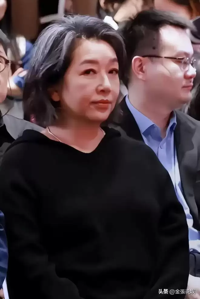 江珊演出获老公探班，56岁田小洁胡子花白好苍老，俩人不像姐弟恋