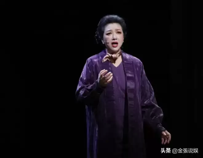 江珊演出获老公探班，56岁田小洁胡子花白好苍老，俩人不像姐弟恋