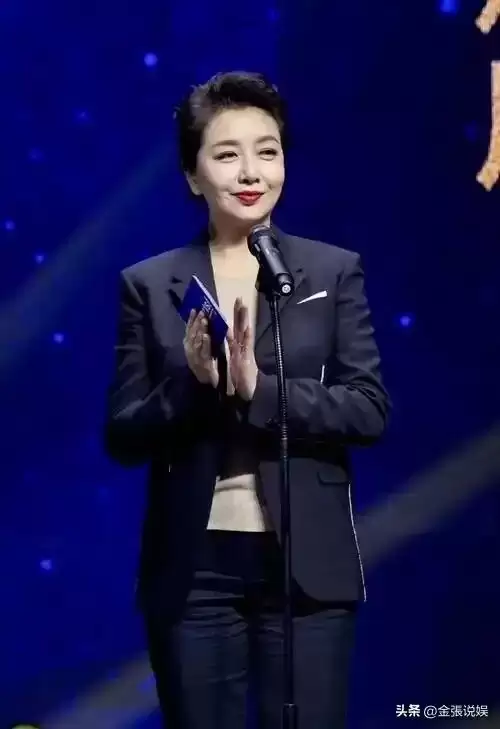 江珊演出获老公探班，56岁田小洁胡子花白好苍老，俩人不像姐弟恋