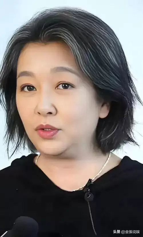 江珊演出获老公探班，56岁田小洁胡子花白好苍老，俩人不像姐弟恋
