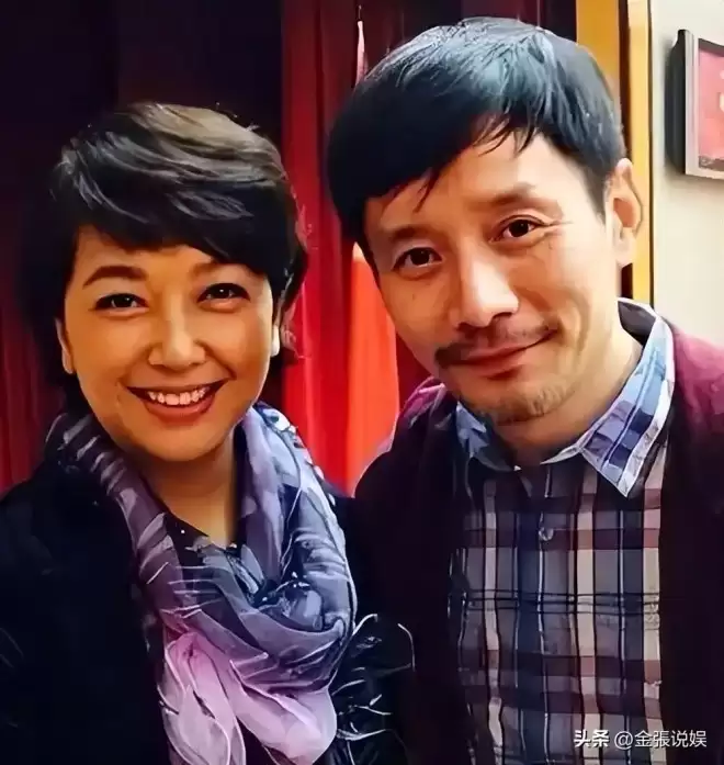 江珊演出获老公探班，56岁田小洁胡子花白好苍老，俩人不像姐弟恋