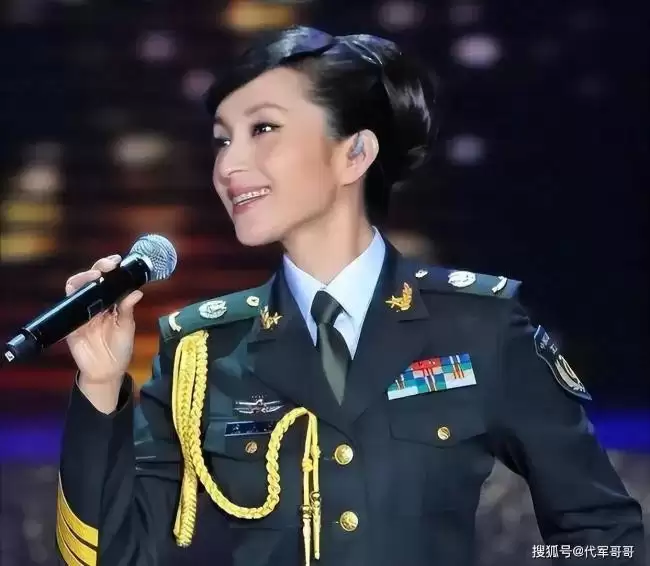 50岁汤灿近况曝光！复出参加春晚 魅力四射