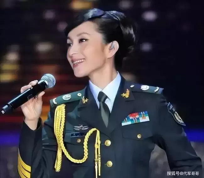50岁汤灿近况曝光！复出参加春晚 魅力四射
