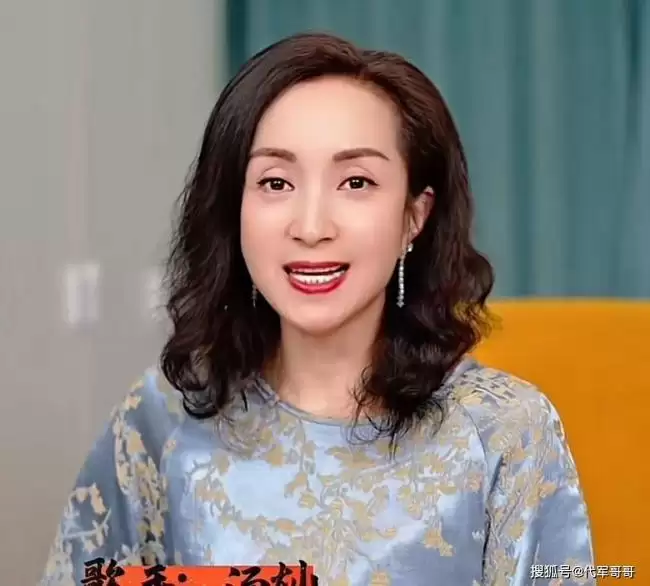 50岁汤灿近况曝光！复出参加春晚 魅力四射