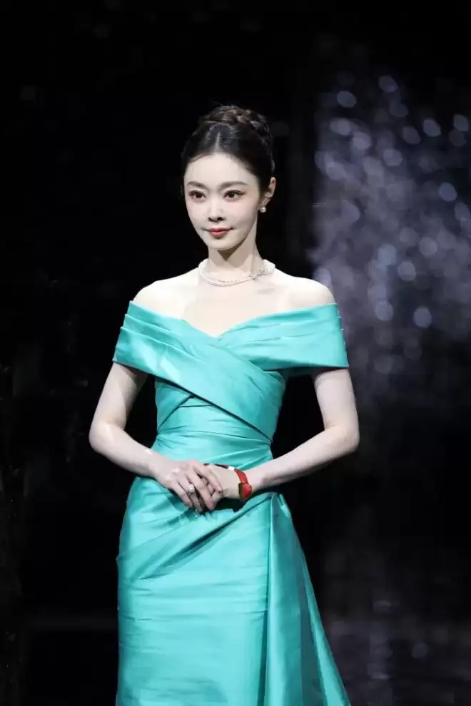 微博之夜红毯：肖战害羞笑了，杨紫有大花气质