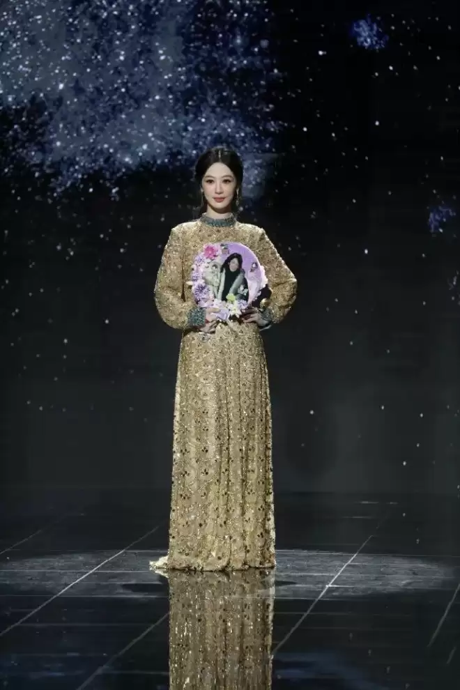 微博之夜红毯：肖战害羞笑了，杨紫有大花气质