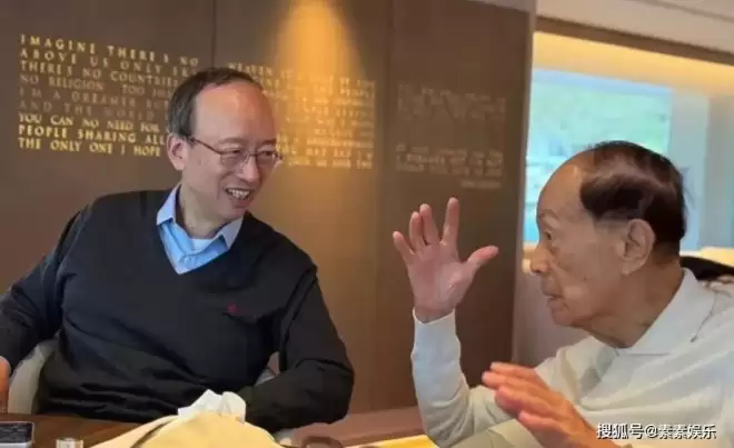 97岁李嘉诚罕见现身,打破重病传闻,摘掉眼镜的他精神抖擞