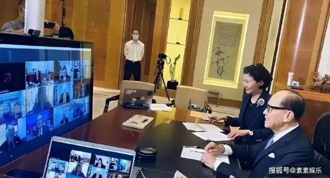 97岁李嘉诚罕见现身,打破重病传闻,摘掉眼镜的他精神抖擞