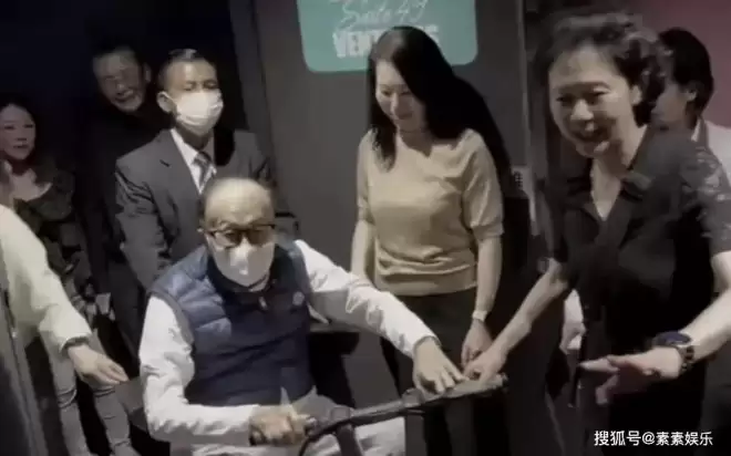 97岁李嘉诚罕见现身,打破重病传闻,摘掉眼镜的他精神抖擞