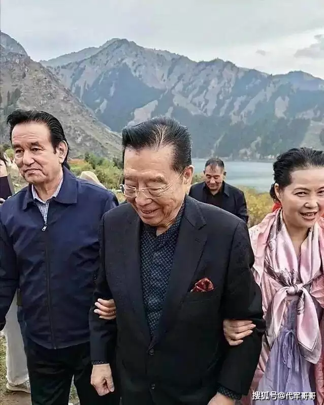 李双江近况：小县城奔波接商演 身边还有轮椅