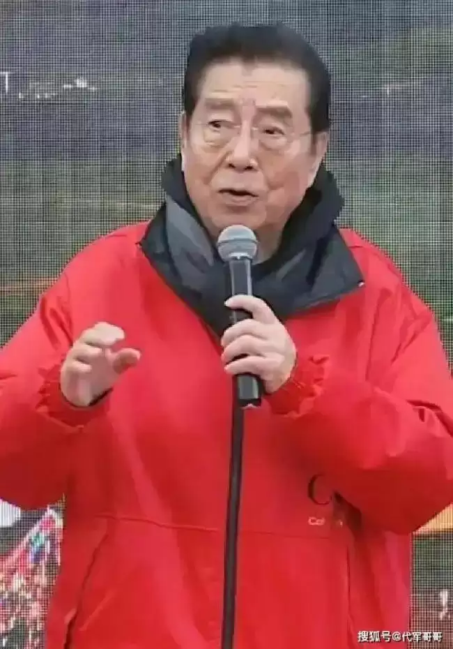 李双江近况：小县城奔波接商演 身边还有轮椅