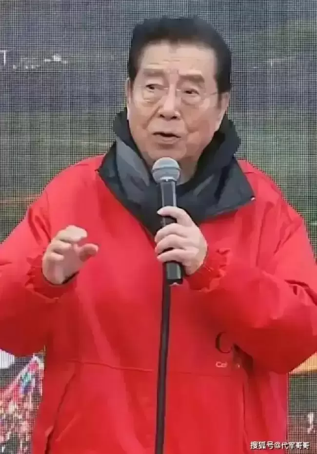 李双江近况：小县城奔波接商演 身边还有轮椅