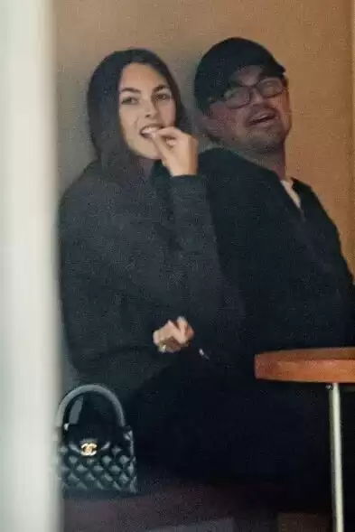 小李子27岁超模女友惊艳冬奥会，被委以重任