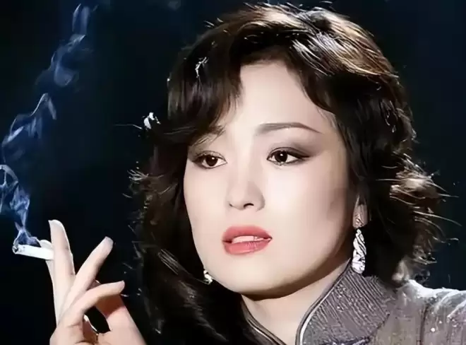 外表是仙女，私下却是老烟鬼的4位女星 刘亦菲太令人意外