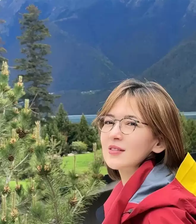 官宣与尼格买提离婚三年的帕夏，竟走了另一条上坡路