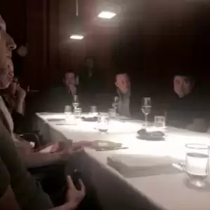 爱泼斯坦曾与马斯克扎克伯格等巨头共进晚宴 秘照曝光