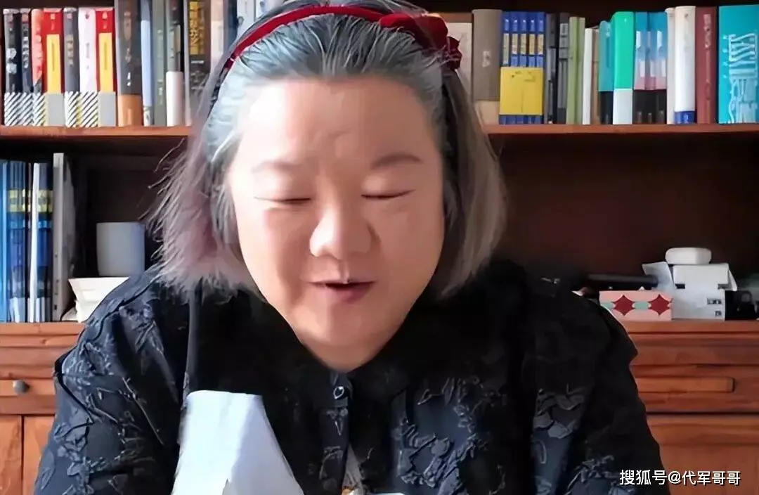 65岁洪晃近况曝光！与设计师相伴21年很幸福