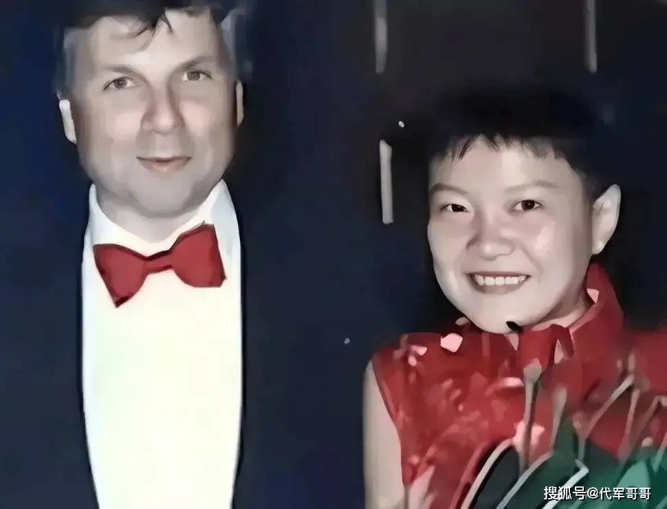 65岁洪晃近况曝光！与设计师相伴21年很幸福