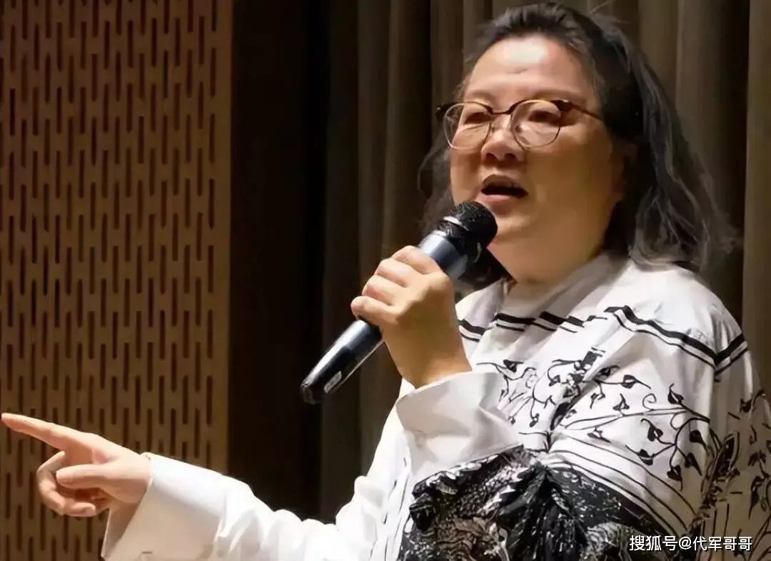 65岁洪晃近况曝光！与设计师相伴21年很幸福