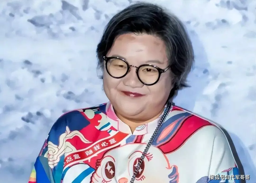 65岁洪晃近况曝光！与设计师相伴21年很幸福