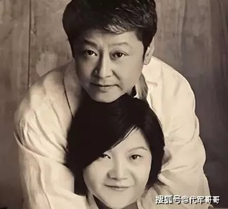 65岁洪晃近况曝光！与设计师相伴21年很幸福