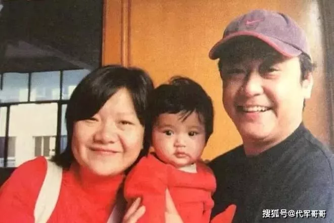 65岁洪晃近况曝光！与设计师相伴21年很幸福