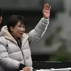 如果想知道法西斯当年怎么上台的,看看现在的日本