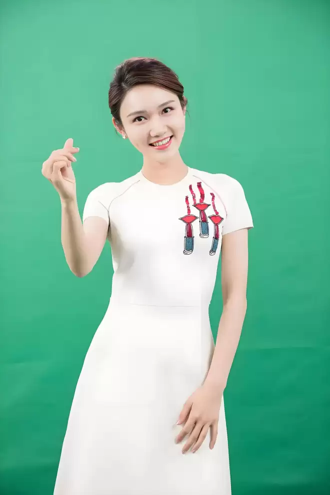 龙洋将第5次主持央视春晚！她不学董卿嫁富豪...