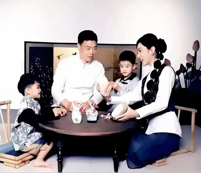 龙洋将第5次主持央视春晚！她不学董卿嫁富豪...
