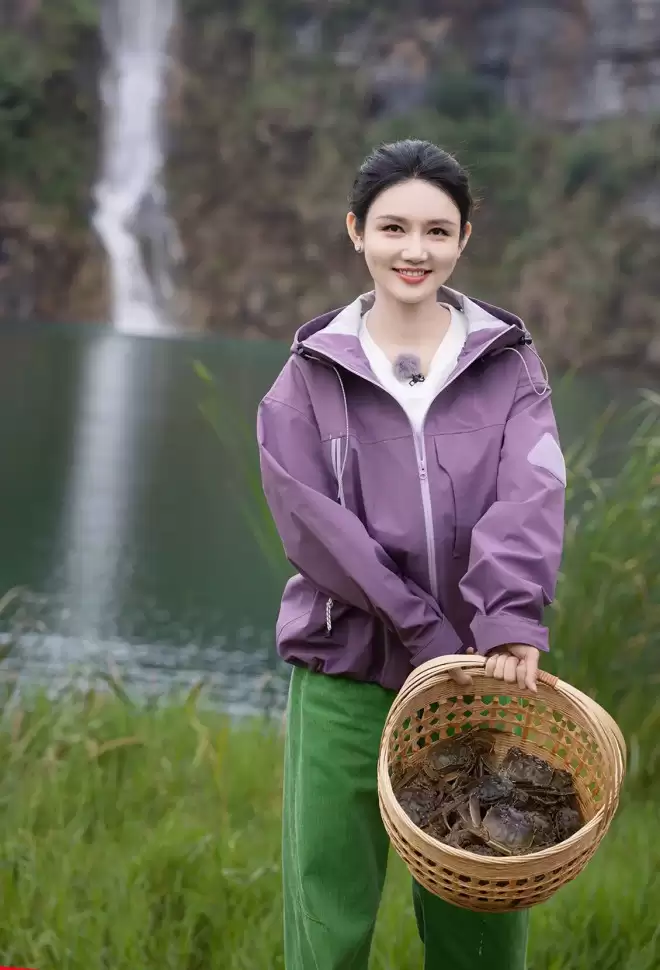 龙洋将第5次主持央视春晚！她不学董卿嫁富豪...