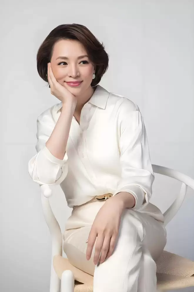 龙洋将第5次主持央视春晚！她不学董卿嫁富豪...