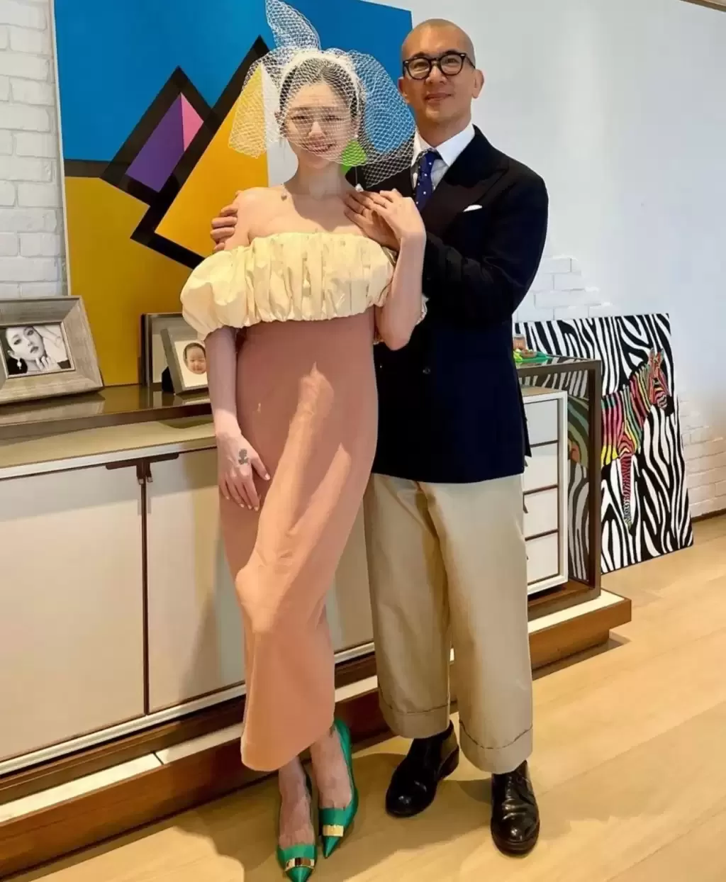 具俊晔与大S结婚4周年 带蛋糕美酒墓前陪亡妻