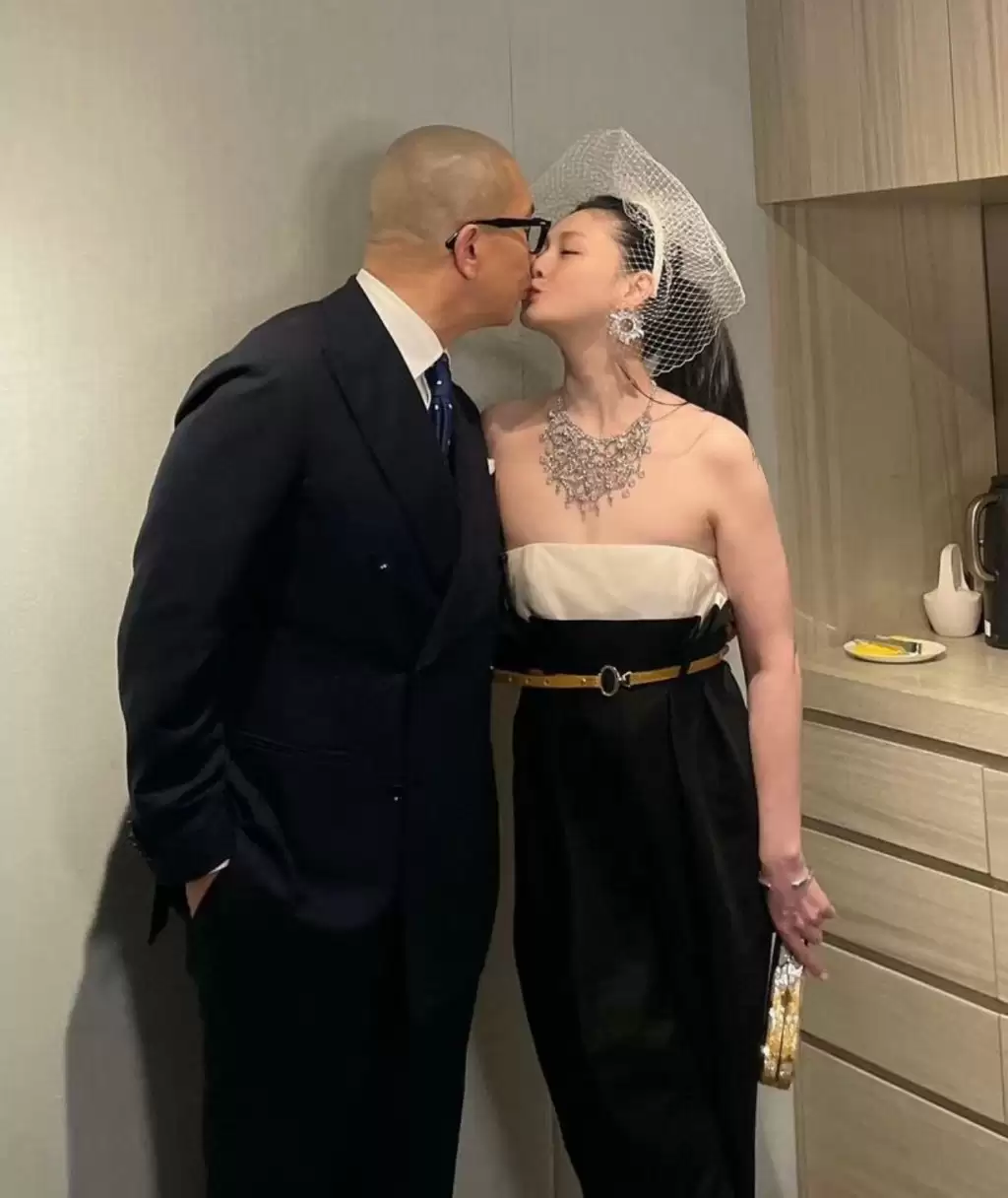 具俊晔与大S结婚4周年 带蛋糕美酒墓前陪亡妻