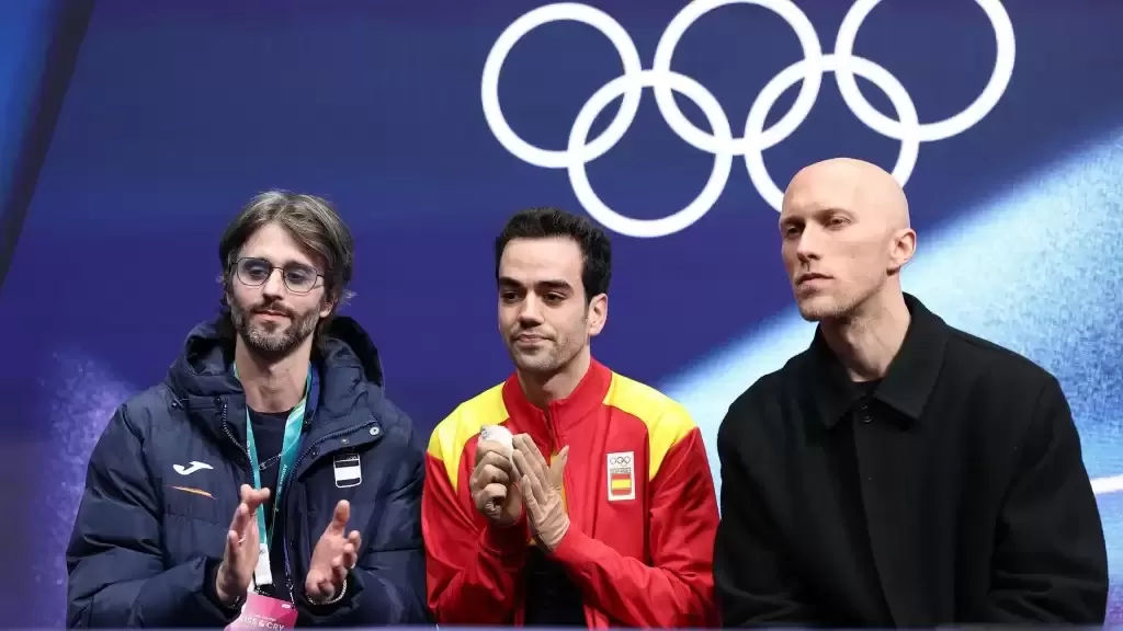 2026冬季奥运会｜最忙花滑教练带13国16选手出战 场边不停换队服