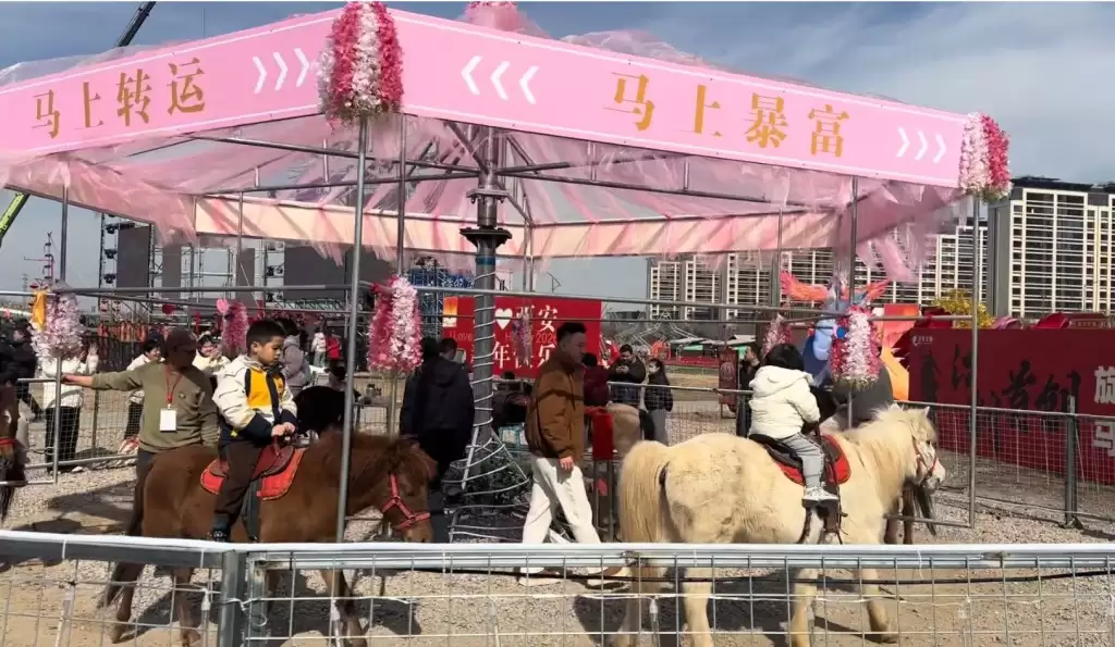 西安景区“旋转活马”爆虐畜争论  官方受压取消项目︱有片