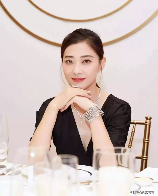 50岁梅婷近况曝光!和鄢颇离婚后嫁给摄影师,如今12岁女儿是她的骄傲