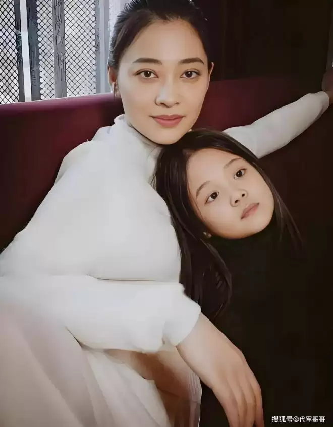 50岁梅婷近况曝光!和鄢颇离婚后嫁给摄影师,如今12岁女儿是她的骄傲