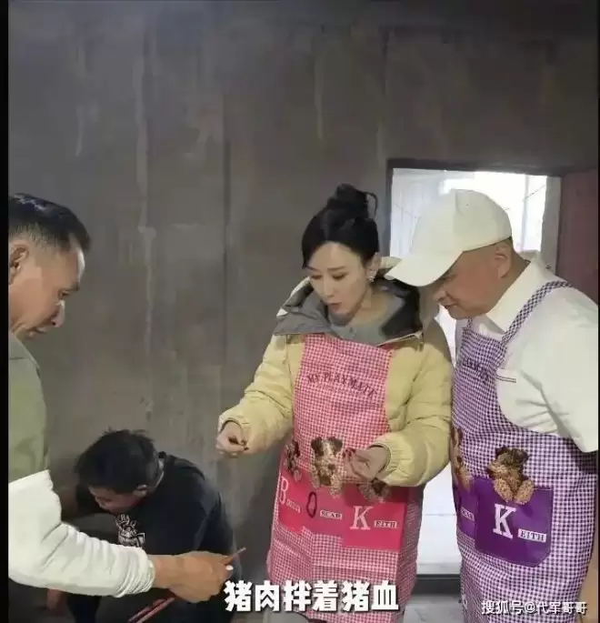 47岁胡静近况曝光！回云南娘家吃杀猪宴接地气，与富豪老公恩爱17年