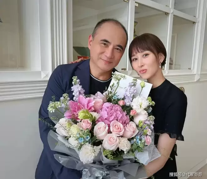 47岁胡静近况曝光！回云南娘家吃杀猪宴接地气，与富豪老公恩爱17年